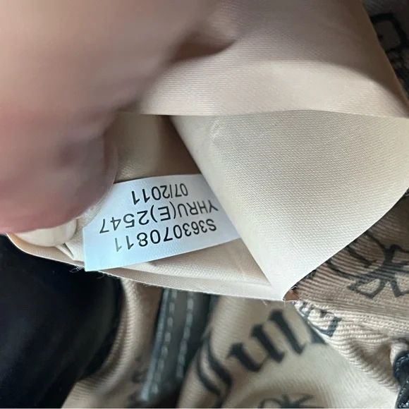 Juicy Couture Heritage Crest Freestyle Hobo with matching Makeup Pouch - Picture 15 of 17